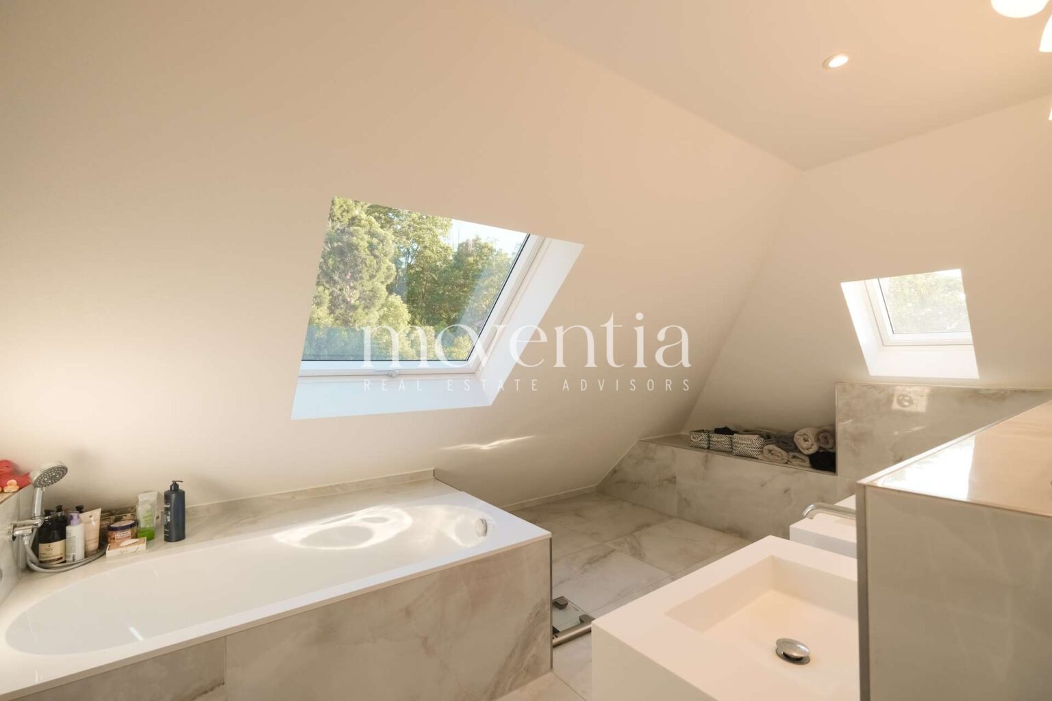 Badezimmer mit Badewanne