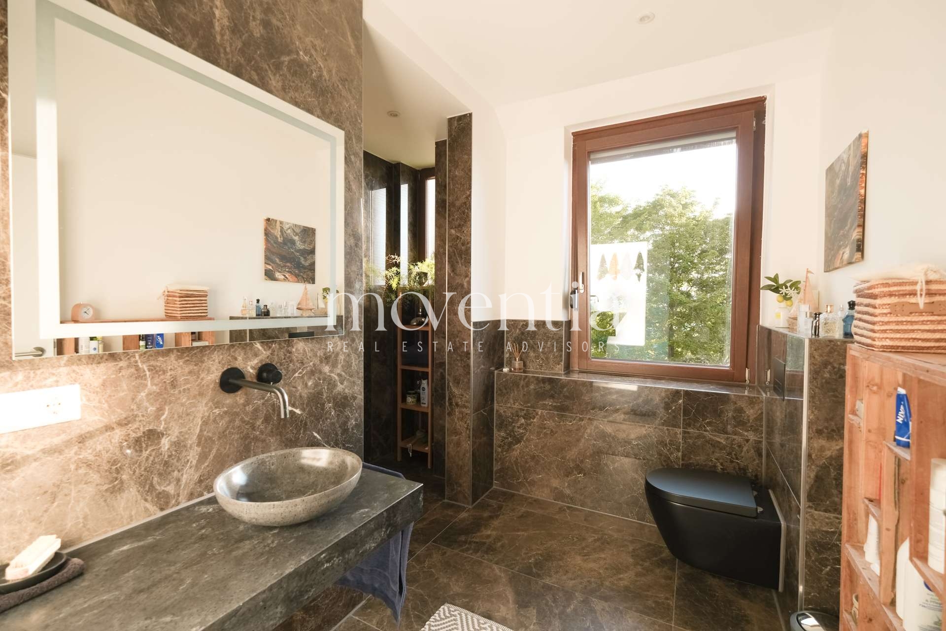 Badezimmer mit hochwertiger Ausstattung Dusche