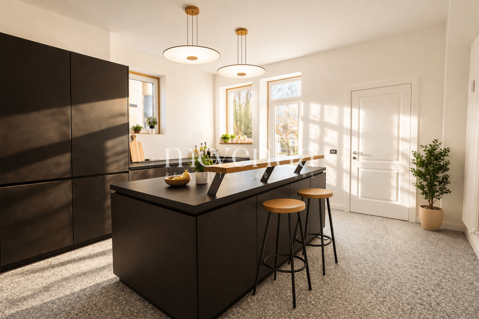 Hochwertige Küche mit Hauswirtschaftsraum und Balkon