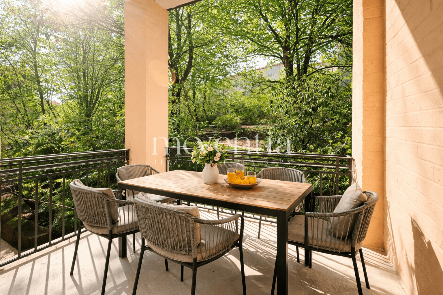 Balkon mit Blick auf eigenen Garten