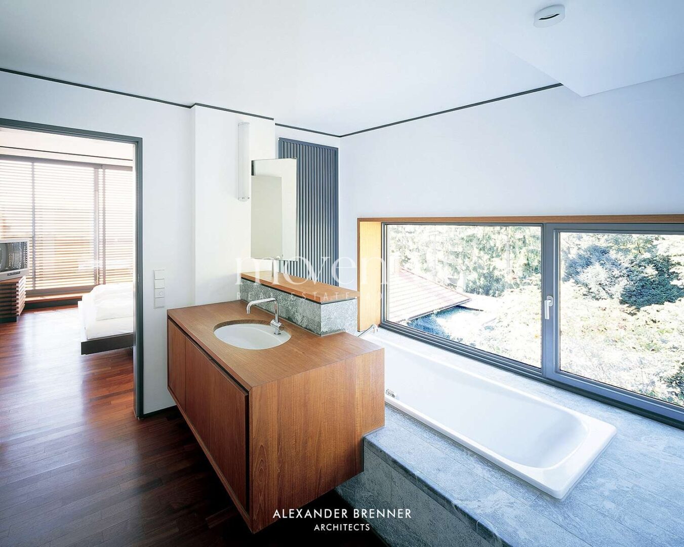 Bad-en-Suite mit Dusche und Wanne