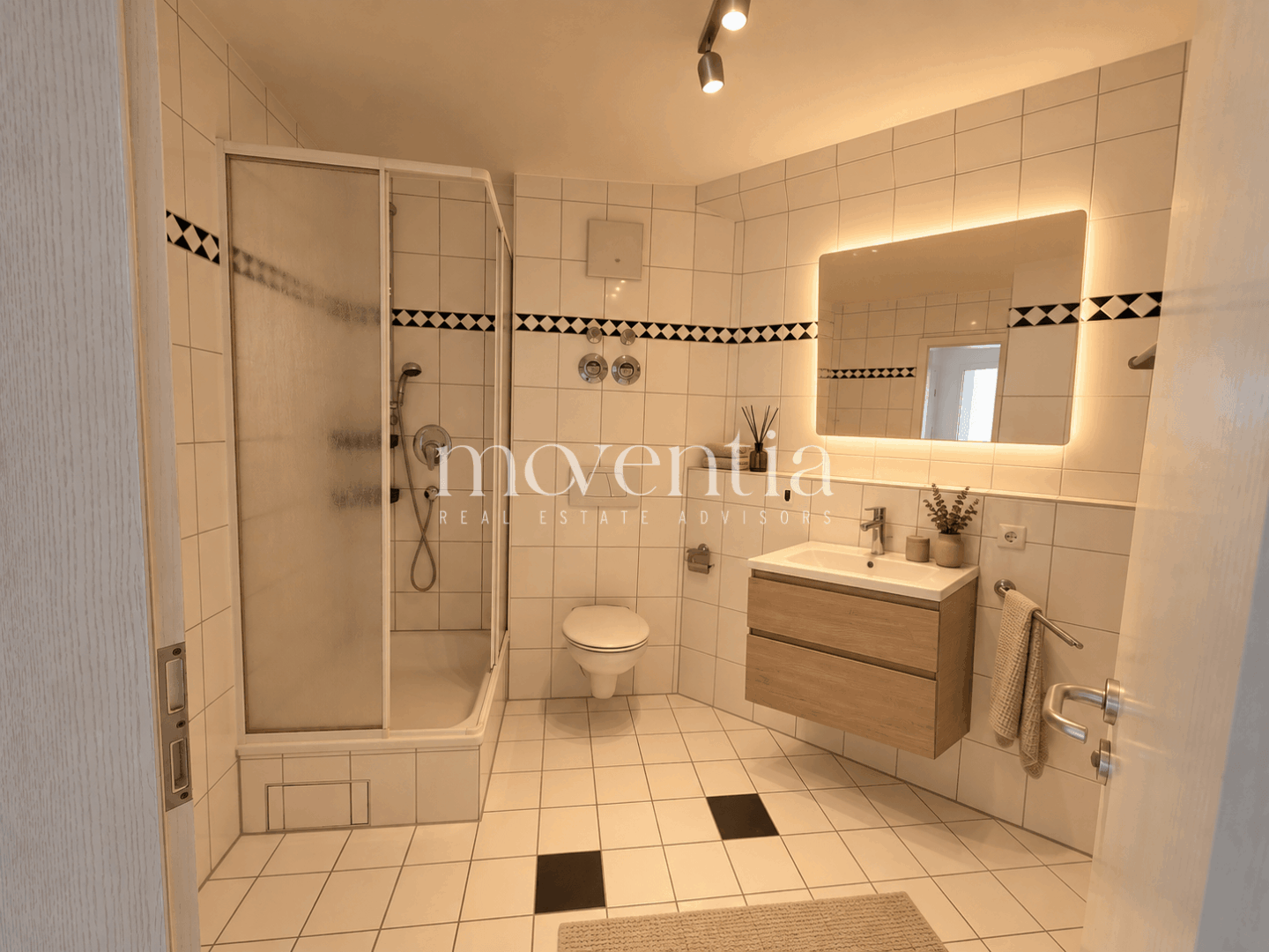 Badezimmer unten möbliert