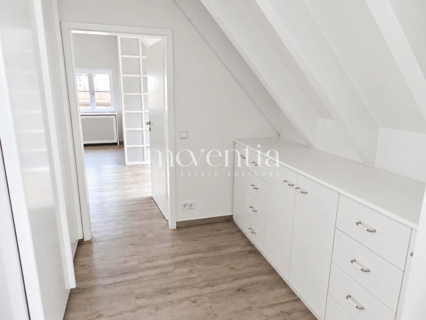 Flur zum Schlafzimmer mit Einbauschränken